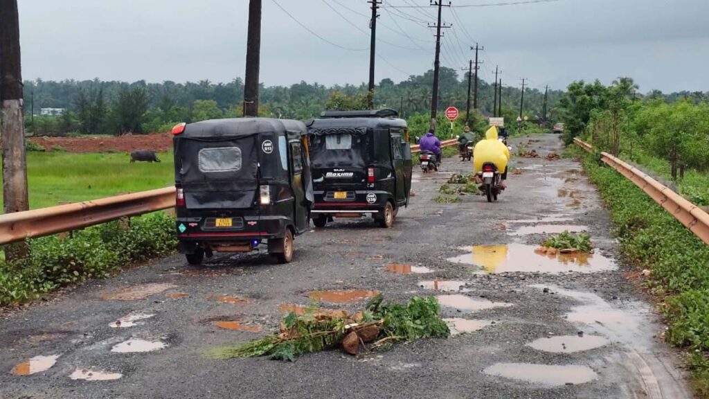 ಅಂಕೋಲಾ ರಾಜ್ಯ ಹೆದ್ದಾರಿ ಹೊಂಡ ಗುಂಡಿಗಳಿಂದ ಹದಗೆಟ್ಟ ರಸ್ತೆ