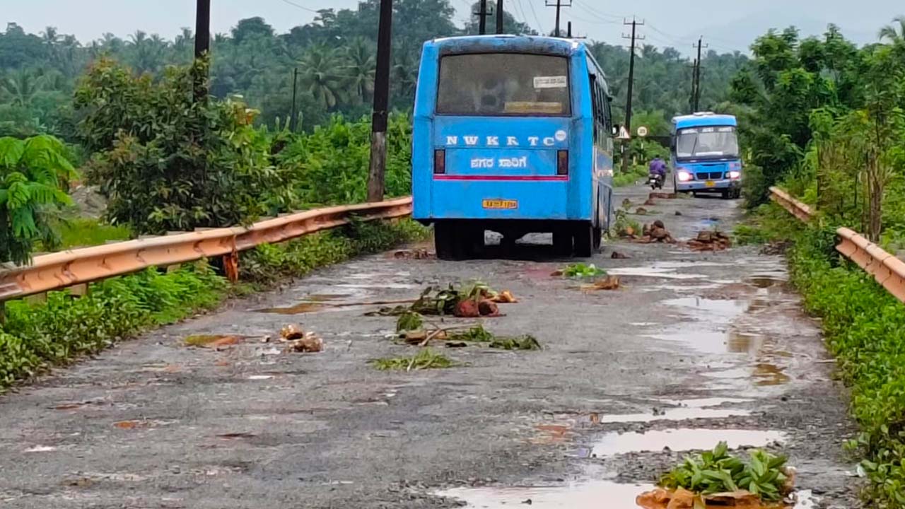 ಹೊಂಡ ಗುಂಡಿಗಳಿಂದ ಹದಗೆಟ್ಟ ರಸ್ತೆ