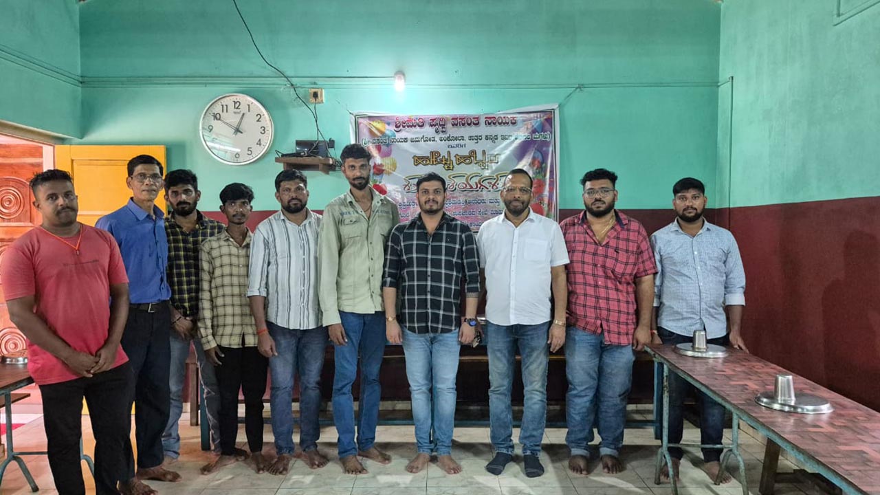 “ಅಂಕೋಲಾದ ವಸಂತ ನಾಯಕ ಕುಟುಂಬದಿಂದ ಸೇವಾಶ್ರಮ ವಾಸಿಗಳಿಗೆ ಊಟ ವಿತರಣೆ”