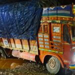 ಅಂಕೋಲಾ ಬಾಳೆಗುಳಿ ಕ್ರಾಸ್ ಬಳಿ ಹೆದ್ದಾರಿ ಹೊಂಡದಲ್ಲಿ ಸಿಲುಕಿದ ಲಾರಿ