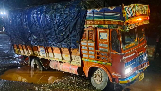 ಅಂಕೋಲಾ ಬಾಳೆಗುಳಿ ಕ್ರಾಸ್ ಬಳಿ ಹೆದ್ದಾರಿ ಹೊಂಡದಲ್ಲಿ ಸಿಲುಕಿದ ಲಾರಿ