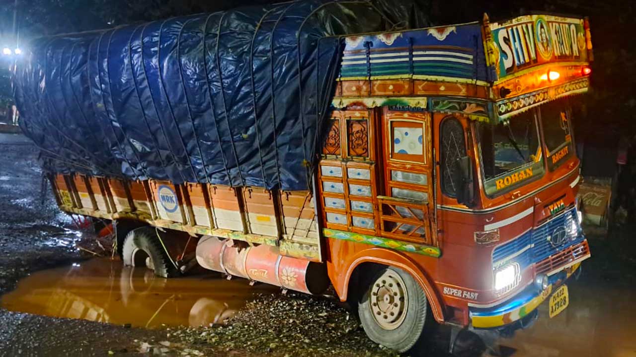 ಅಂಕೋಲಾ ಬಾಳೆಗುಳಿ ಕ್ರಾಸ್ ಬಳಿ ಹೆದ್ದಾರಿ ಹೊಂಡದಲ್ಲಿ ಸಿಲುಕಿದ ಲಾರಿ