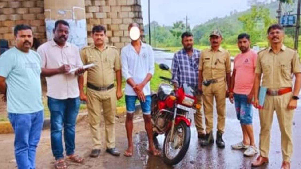 "ಅಂಕೋಲಾ ಪೊಲೀಸರು ಕಳುವಾದ ಡಿಎಲ್ಎಕ್ಸ್ ಬೈಕ್ ಮತ್ತು ಆರೋಪಿ ವಶಕ್ಕೆ ಪಡೆದ ಘಟನೆ"