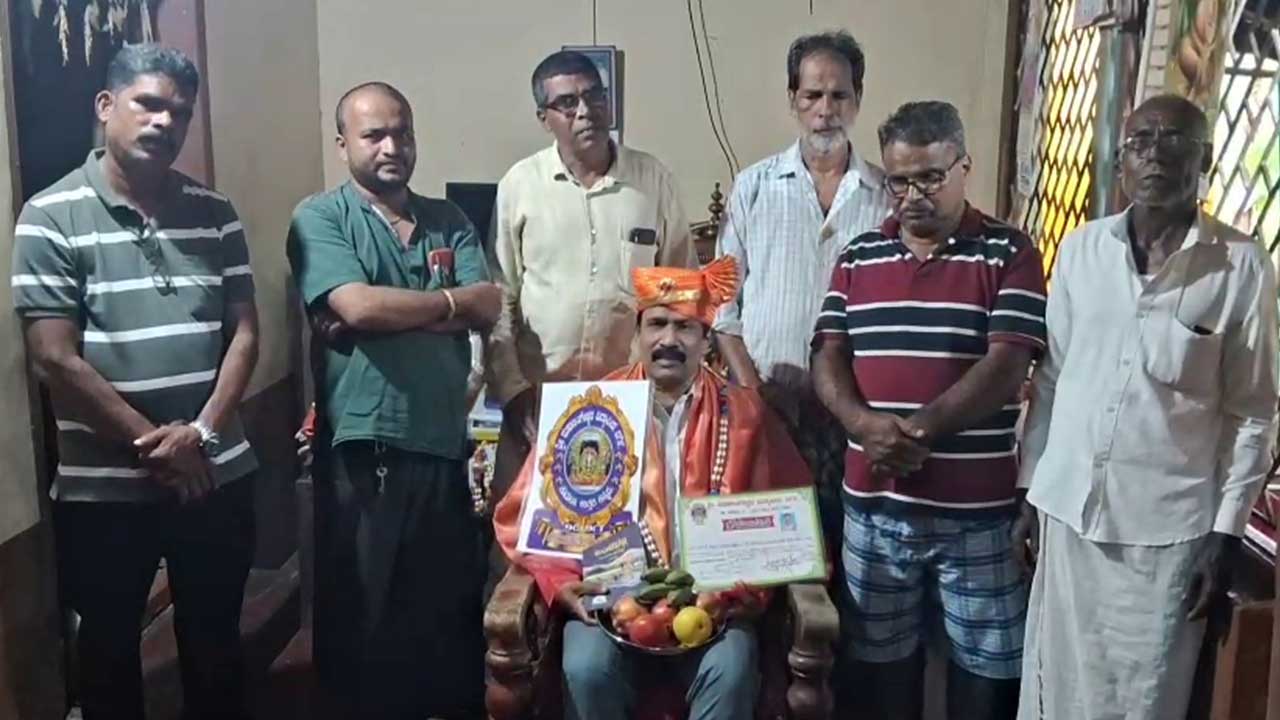 "ಶಿಕ್ಷಕ ಉಮೇಶ ನಾಯ್ಕರಿಗೆ ಬರ್ಗಿಯ ಶ್ರೀ ಮಹಾಲಿಂಗೇಶ್ವರ ವಿದ್ಯಾಪೀಠದಿಂದ ಸದ್ಗುರು ಸಂಪನ್ನ ಅಭಿದಾನ ಸನ್ಮಾನ"