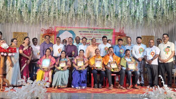 ಅಂಕೋಲಾದಲ್ಲಿ ಶಿಕ್ಷಕರ ದಿನಾಚರಣೆ ಕಾರ್ಯಕ್ರಮದಲ್ಲಿ ತಹಶೀಲ್ದಾರ ಡಾ. ಚಿಕ್ಕಪ್ಪ ನಾಯಕ ಮಾತನಾಡುತ್ತಿರುವ ದೃಶ್ಯ"